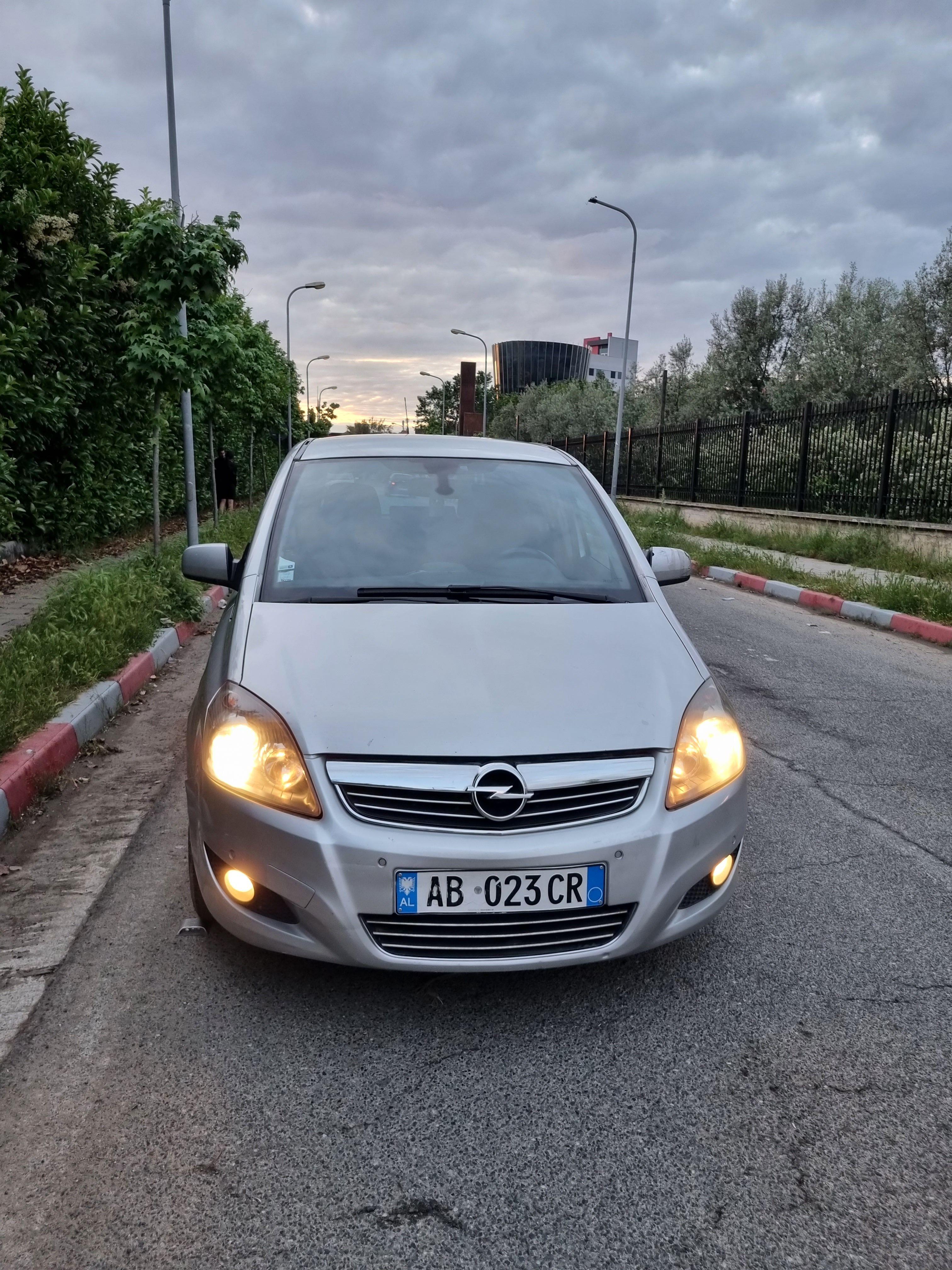 Opel Zafira for rent